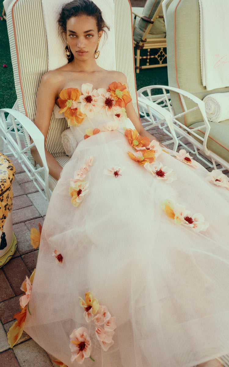 Robe longue en mousseline de soie brodée en 3D