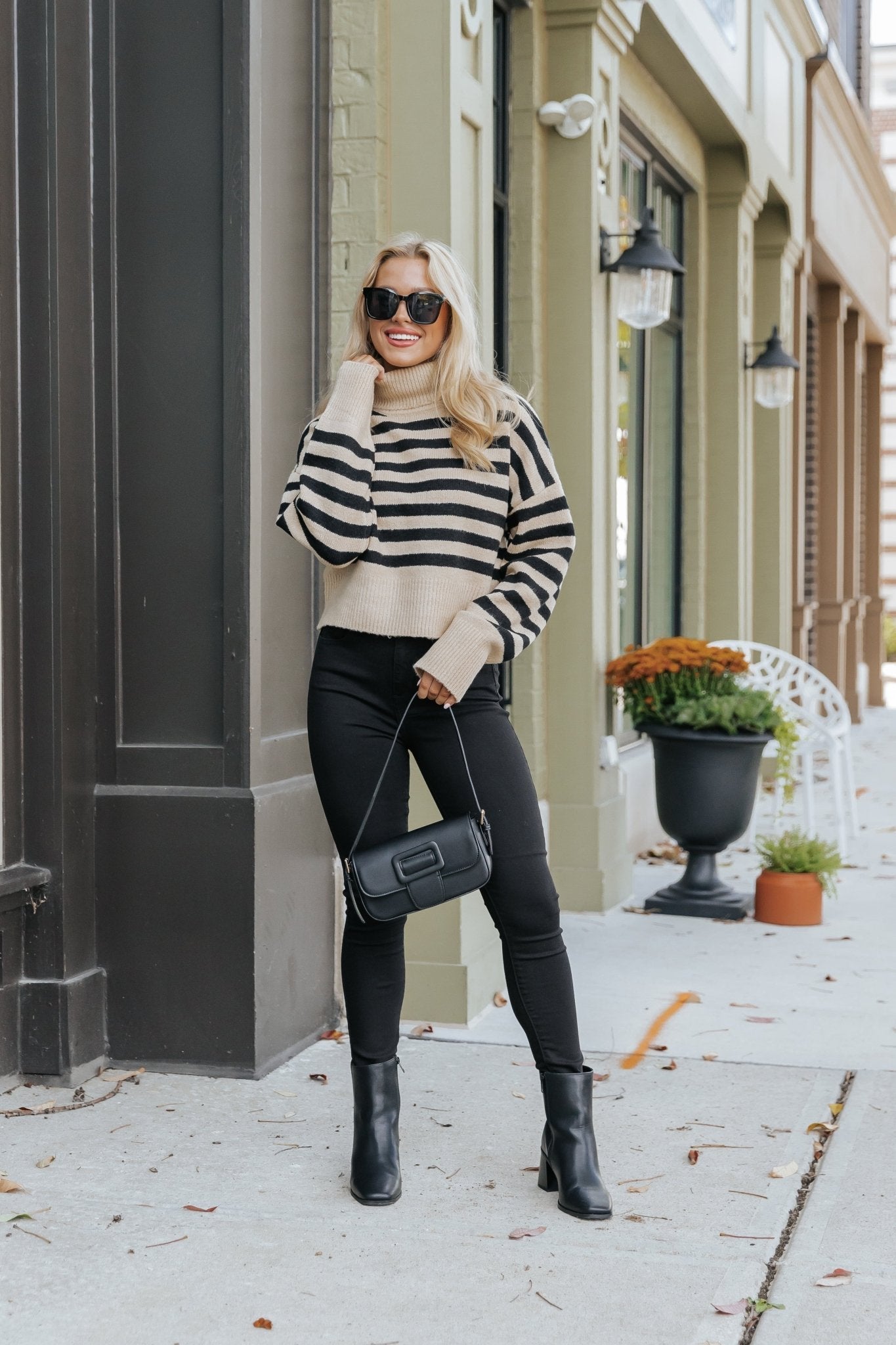 Pull col roulé rayé beige et noir