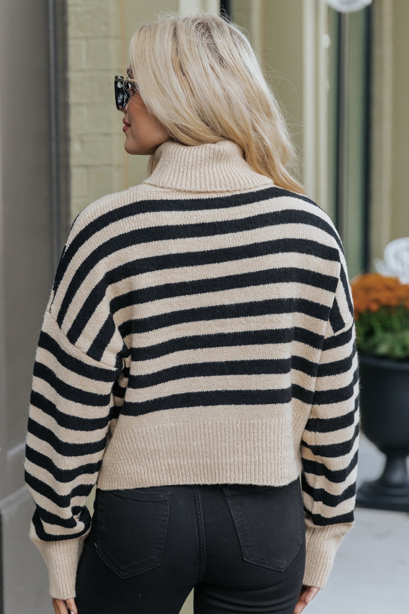Pull col roulé rayé beige et noir