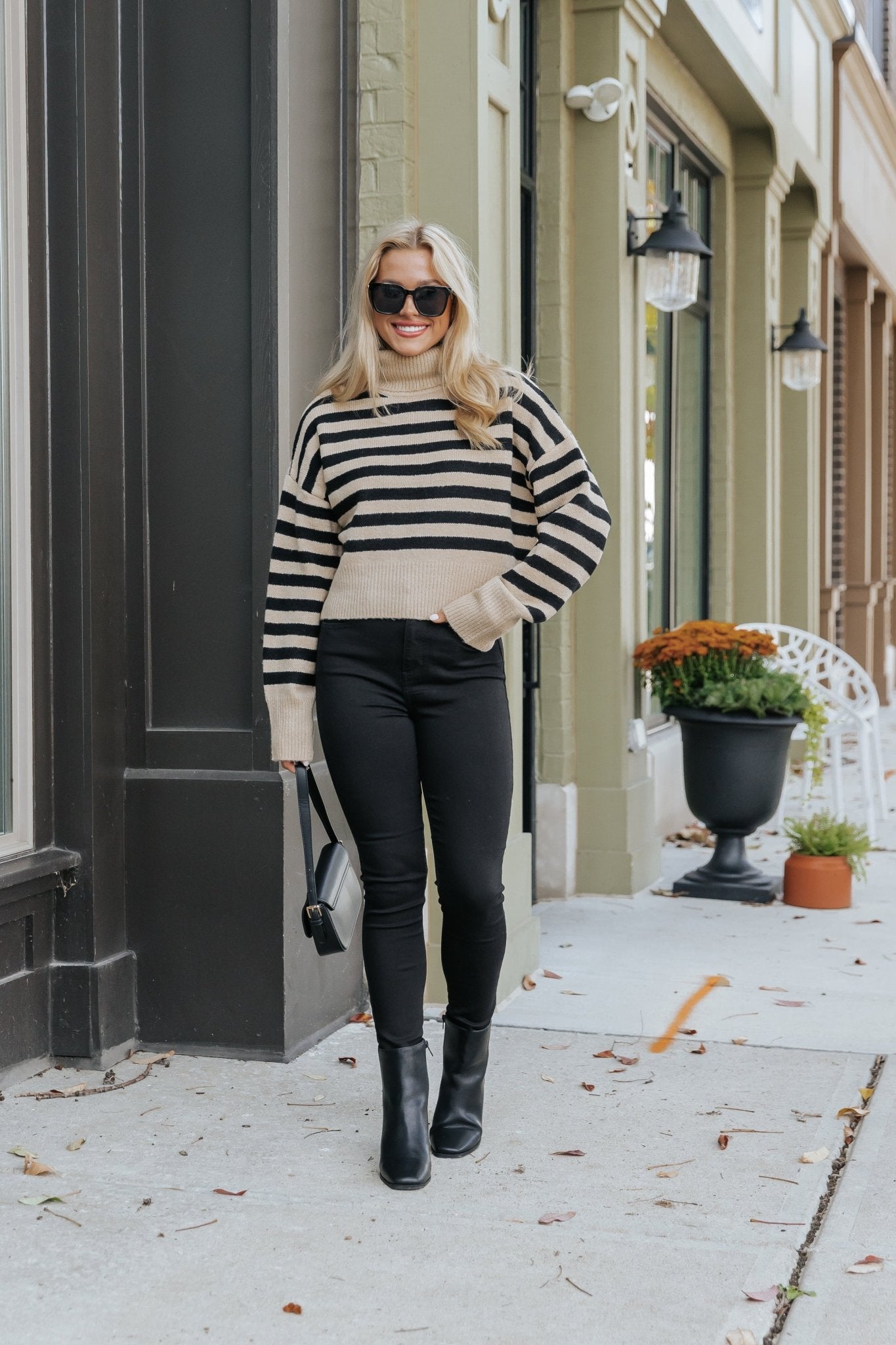 Pull col roulé rayé beige et noir