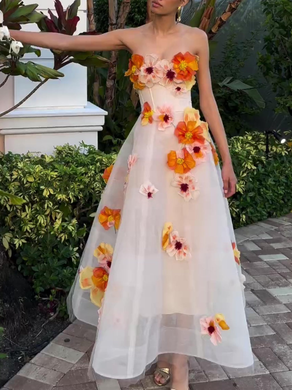Robe longue en mousseline de soie brodée en 3D
