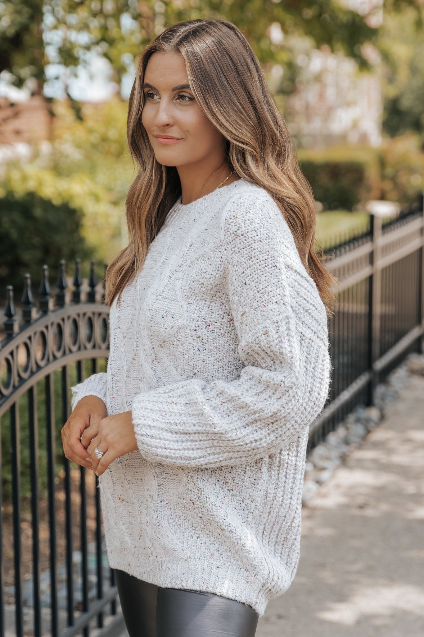 Pull en maille torsadée à confettis gris chiné